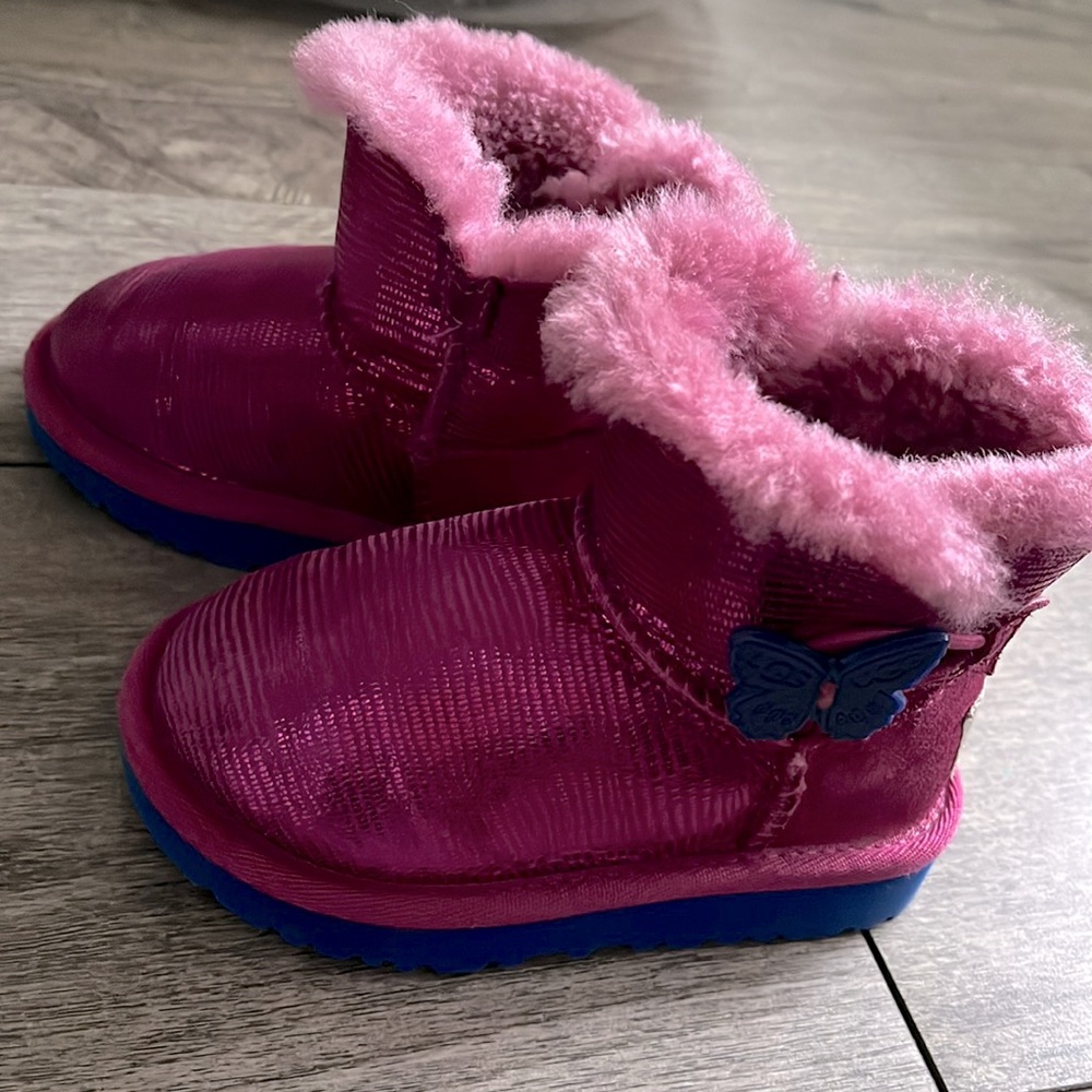 Shiny pink UGGS size 7 toddler gently worn